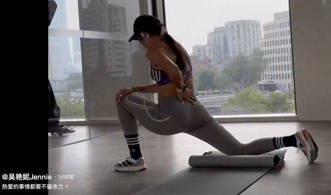在海报中，她与女主莎兰德的身体融为一体，与之相伴的，红色天空下，莎兰德在夕阳下疾驰